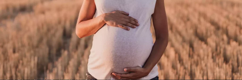 massage-femme-enceinte-jeune-maman